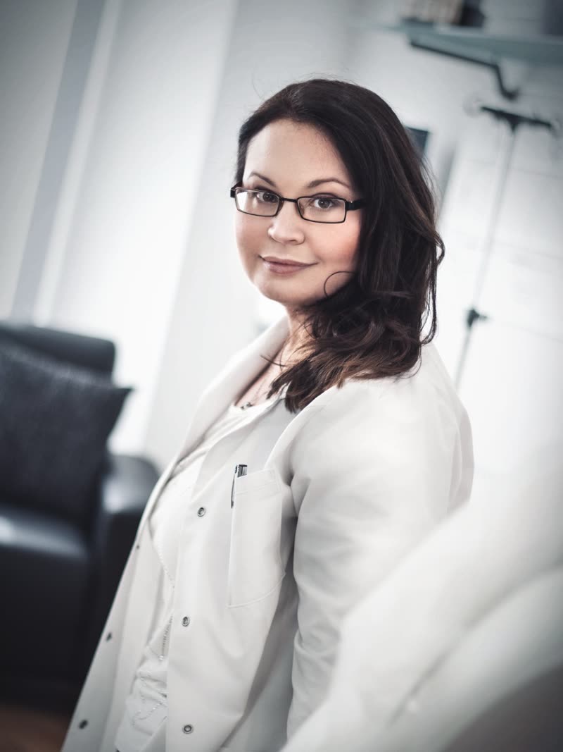 Dr. med. Natalie Wiesen heute in ihrer Praxis, im weißen Kittel